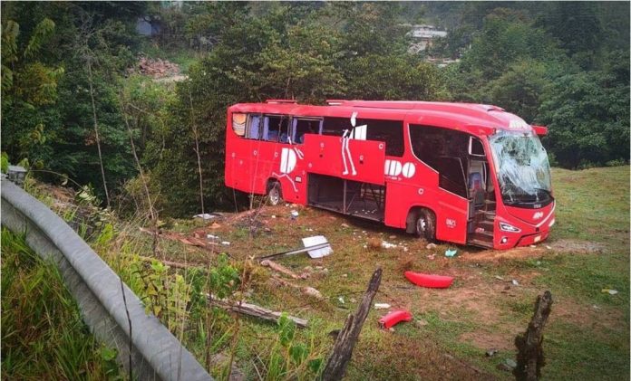 Como en Morelia: chofer se fuga luego de volcar camión y dejar 19 heridos, dos casi muertos