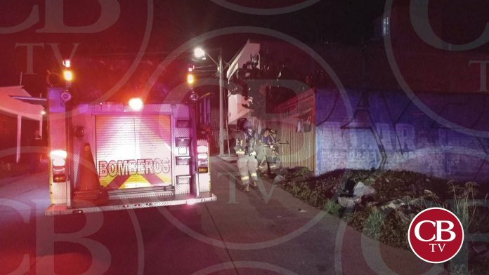 Se quema vivienda y bomberos Morelia hacen entrada forzada