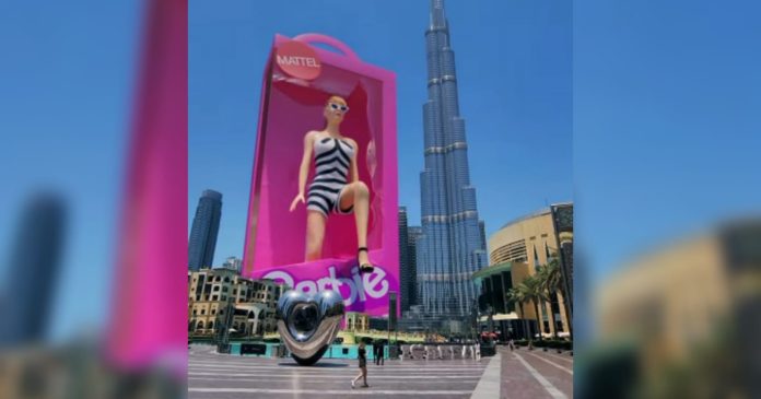 Video: Barbie gigante ataca Dubái