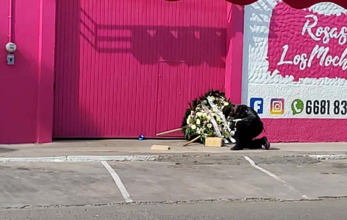 Dejan corona fúnebre y una caja con genitales en florería de Los Mochis, Sinaloa