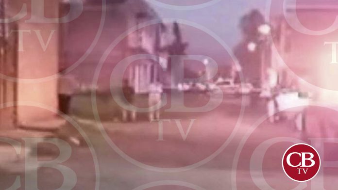 Lo asesinan mientras cortaba su césped