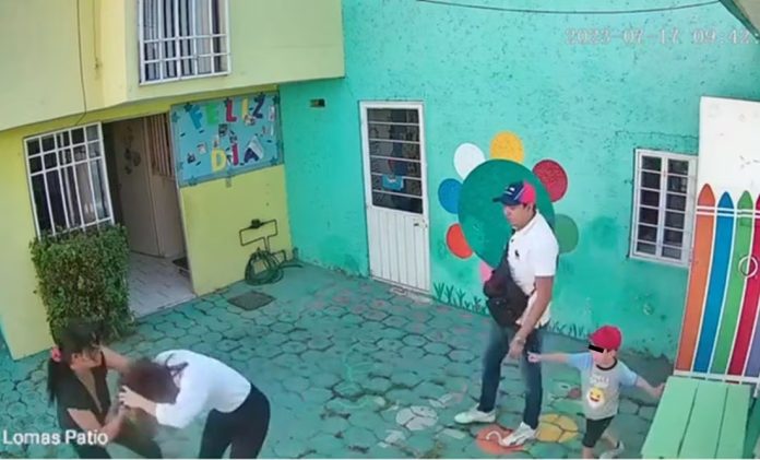 Video: Mujer ataca a maestra por presuntamente haber golpeado a su hijo
