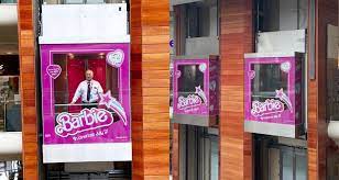 Centro comercial lleva Barbie a otro nivel; transforma elevador en caja de muñeca Centro comercial lleva Barbie a otro nivel; transforma elevador en caja de muñeca