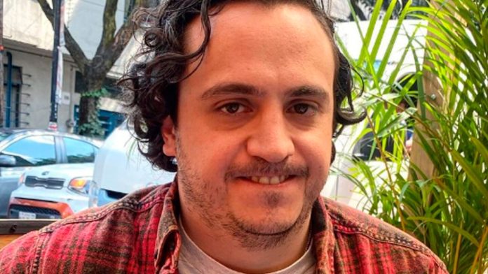 Ricardo O'Farrill usa a Barbie para burlarse de su trastorno en redes sociales
