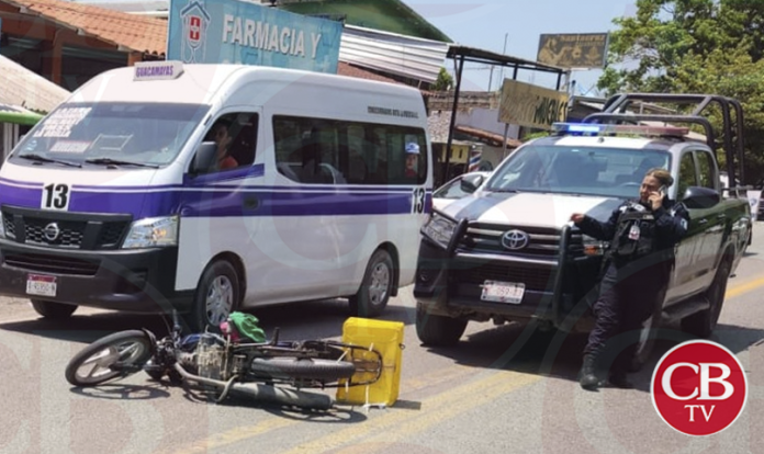 Camioneta embiste a pareja de motociclistas y terminan hospitalizados