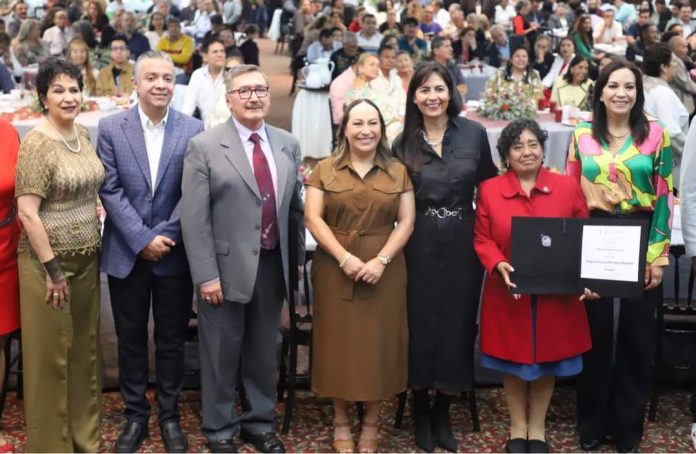 Docentes michoacanos con más de 50 años de servicio son reconocidos