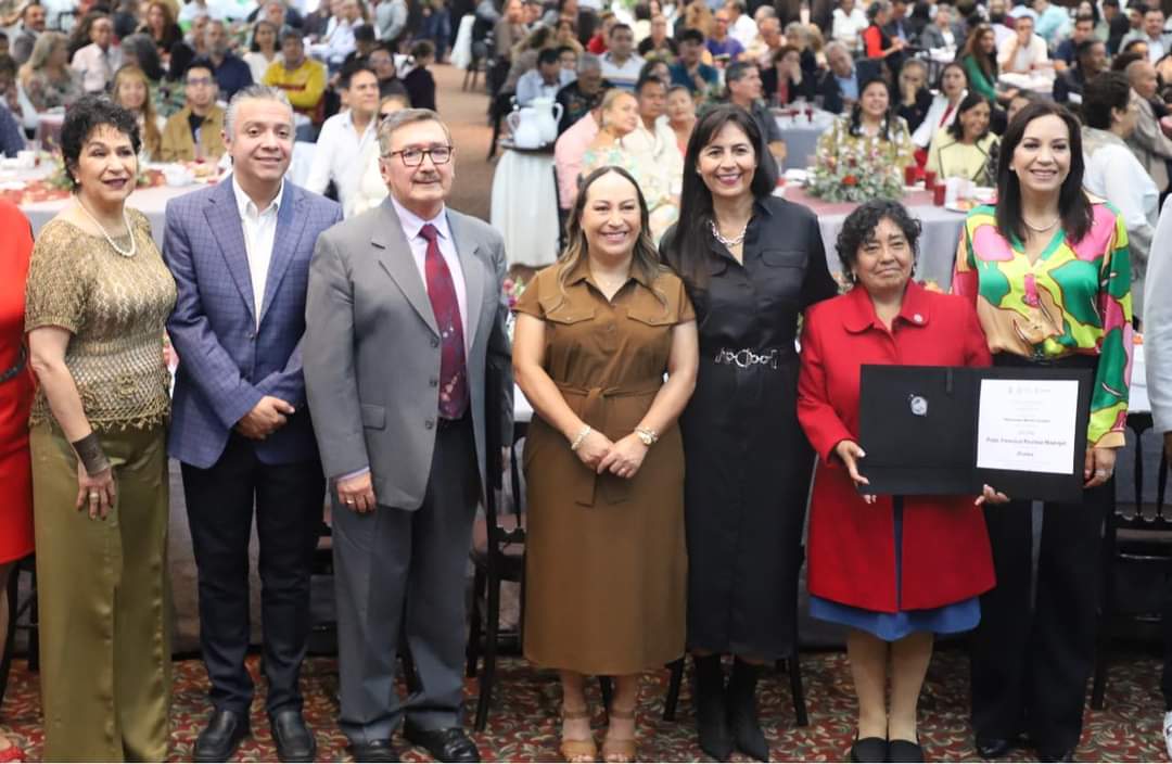 Docentes michoacanos con más de 50 años de servicio son reconocidos Docentes michoacanos con más de 50 años de servicio son reconocidos