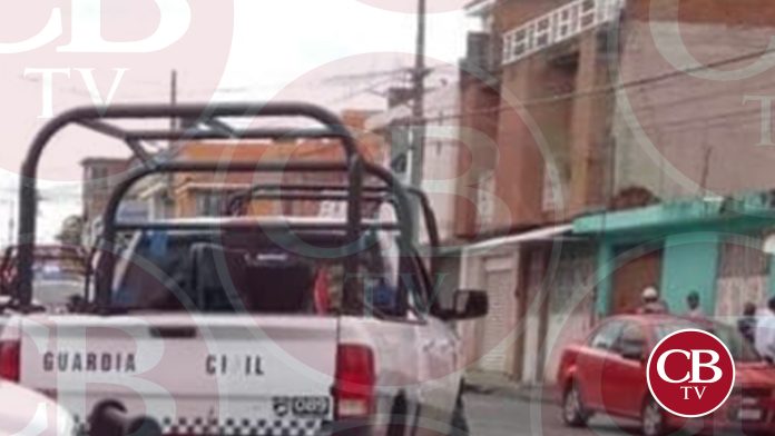 Hombre le encaja un cuchillo en la espalda a su mujer en Morelia