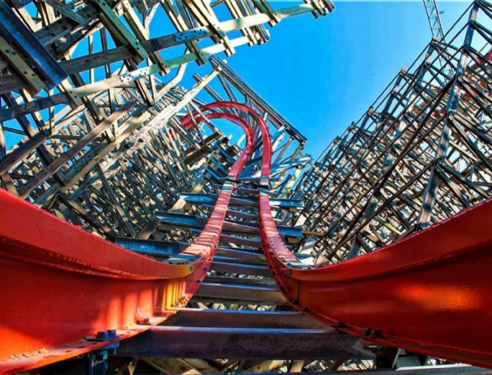 Por falla en el sistema quedan suspendidos en las alturas de montaña rusa en México