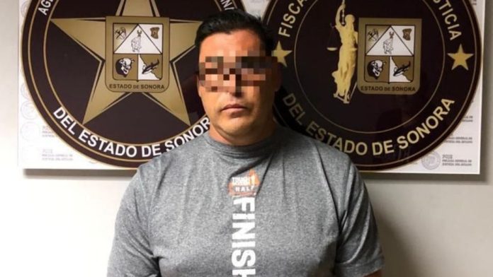 Detienen a policía por 