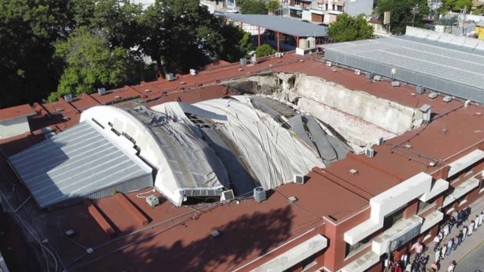 Domo se desploma en el interior de una escuela