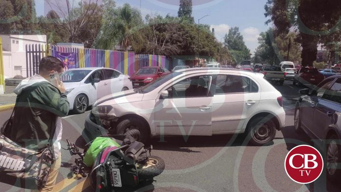 Motoneto se estrella con un auto en la Ventura Puente