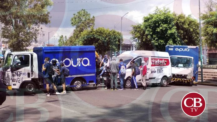 Estudiantes normalistas retienen vehículos en Morelia
