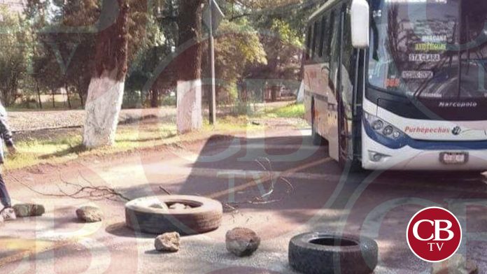 De manera violenta comerciantes bloquean acceso a Pátzcuaro