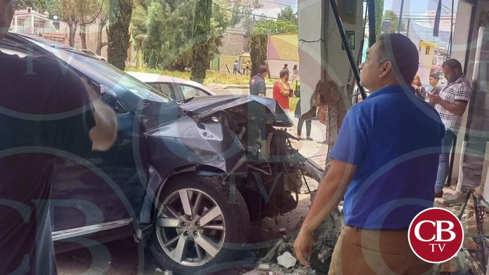 Camioneta se mete a negocio en la Periodismo