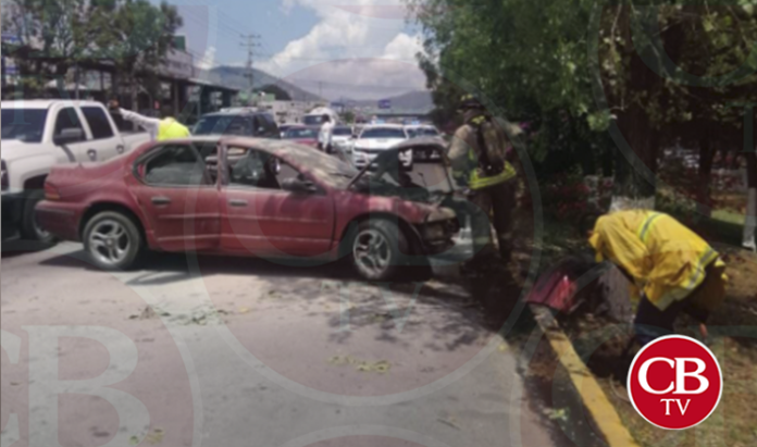 Auto se incendia en el libramiento norte de Morelia