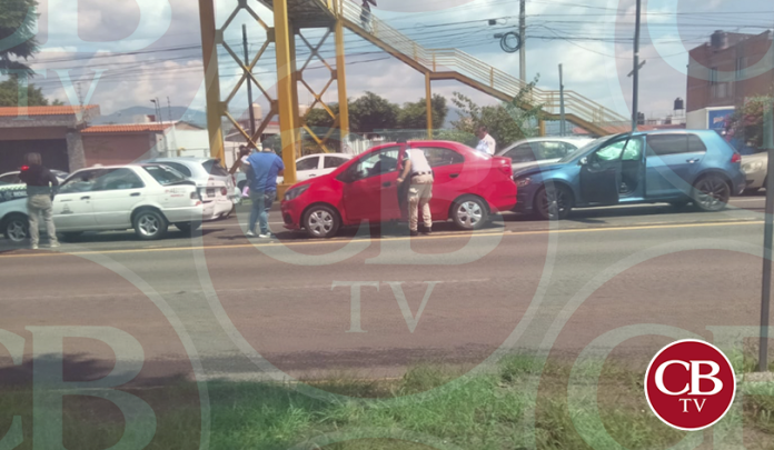 Uno de los autos viajaba a exceso de velocidad y no frenó en el semáforo
