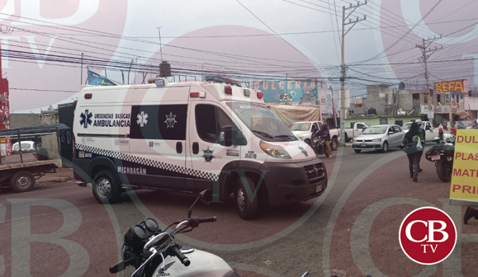 Derrapa motociclista y se le sale el hueso de su pierna