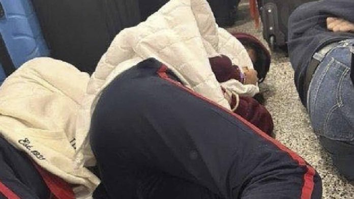 Abandonan a alumnos de La Salle en Londres; llevan dos días durmiendo en el aeropuerto
