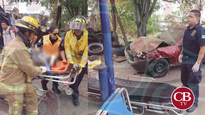 Auto con dos abuelitos se mete a una tienda en Tarímbaro