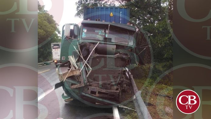 Tractocamión destroza barra de acero en la Siglo XXI