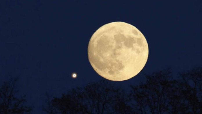 ¡No olvides mirar al cielo este jueves para ver la conjunción de la Luna y Saturno!