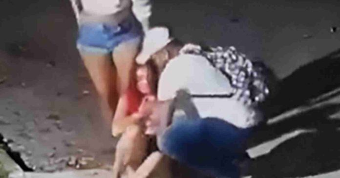 Video: Ayuda a mujeres ebrias pero lo terminan apuñalando y robando