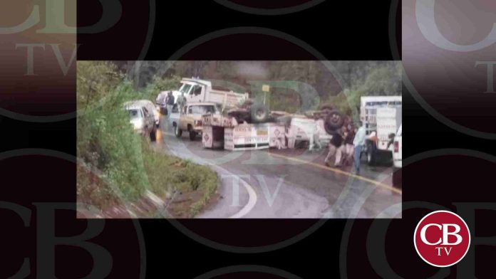 Vuelca camión gasero en la Pátzcuaro-Uruapan