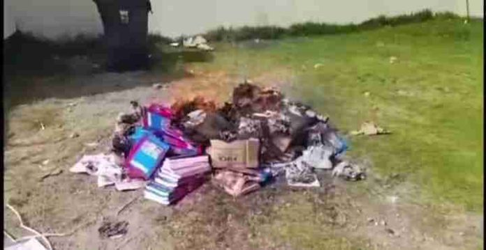 Indígenas de Chiapas queman nuevos libros de texto