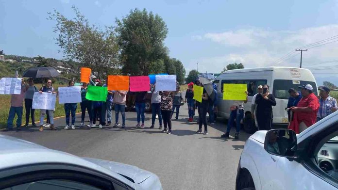 Padres de familia bloquean la carretera Pátzcuaro - Morelia