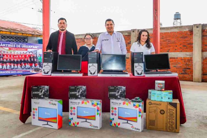 Entrega Nacho Campos tres aulas y computadoras por 1 millón 246 mil pesos en escuela Mártires de Uruapan