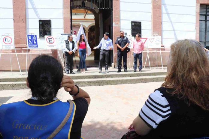 Inician rehabilitación y sustitución de señalamientos en el centro histórico de Zitácuaro