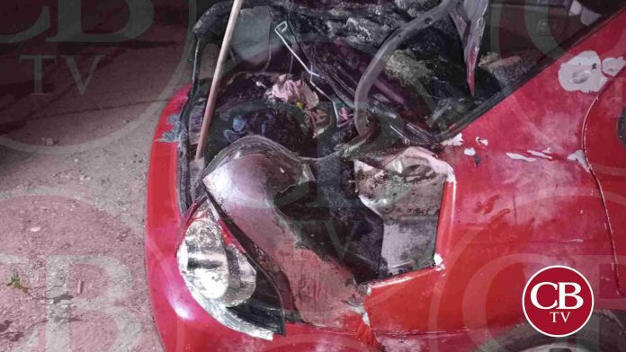 Auto dañado por explosión en Apatzingán