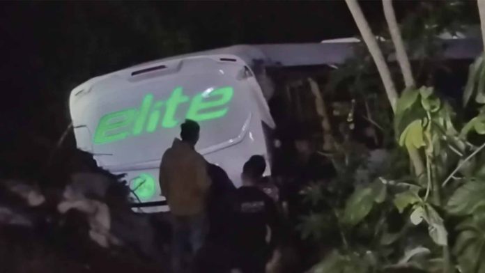 Autobús de pasajeros cae a barranco en Nayarit y deja al menos 15 muertos