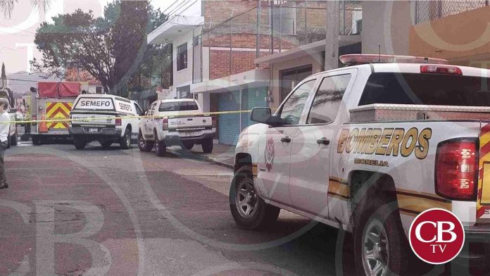 Bomberos Morelia apagan incendio y encuentran un muerto
