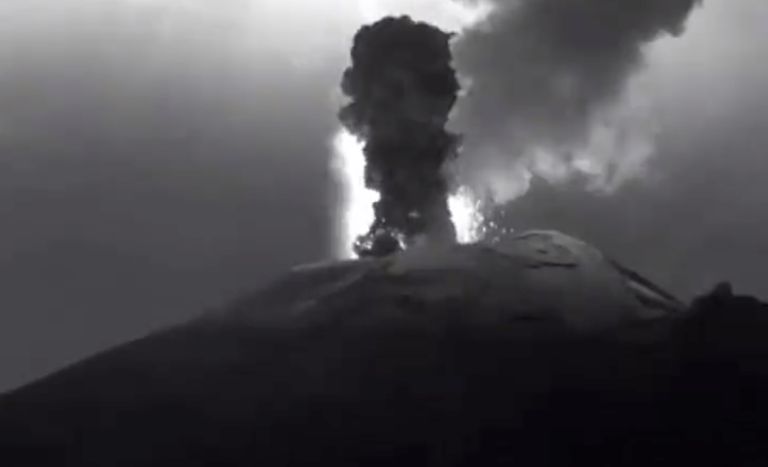 Fuerte explosión del Popocatépetl es captada en video