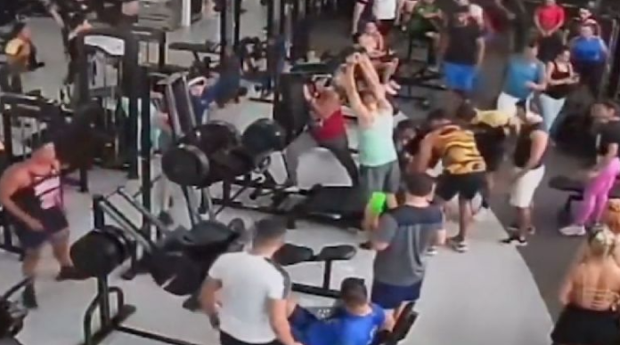 Máquina con 150 kilos cae sobre un hombre en un gimnasio