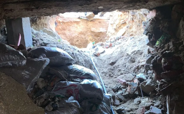 Hombre intenta reparar la tubería de su casa y descubre un supuesto túnel debajo de ella