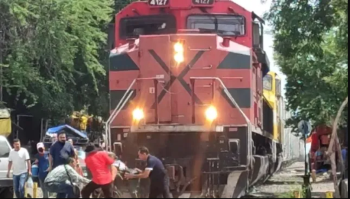 Video: Rescatan a hombre en silla de ruedas de ser arrollado por tren