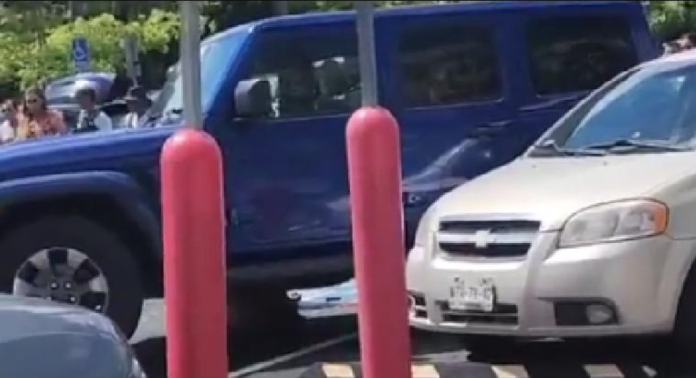 Hombre le enseñaba a manejar a su esposa y ella lo atropella accidentalmente