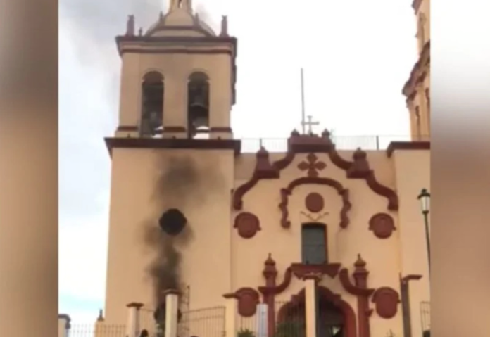 Hombre irrumpe en misa y prende fuego a iglesia