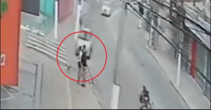 Una pareja paró para besarse y fue atropellada por un conductor alcoholizado