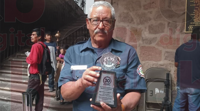 Armando Primera Chagoya, es un bombero que ha brindado sus servicios por más de 30 años. Comenta que es una labor que lleva a cabo con mucho orgullo, ya que su inquietud por formar parte del equipo la tuvo desde su juventud.