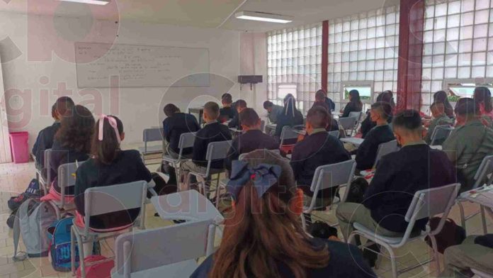 Destitución del director y revisión en escuela