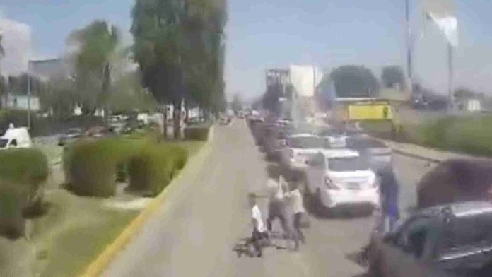 Familia se salva de morir atropellada por ‘oruga’ en León