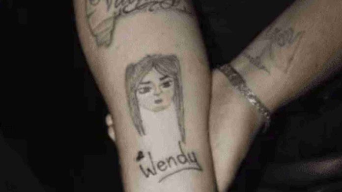 Fan se tatúa la cara de Wendy Guevara