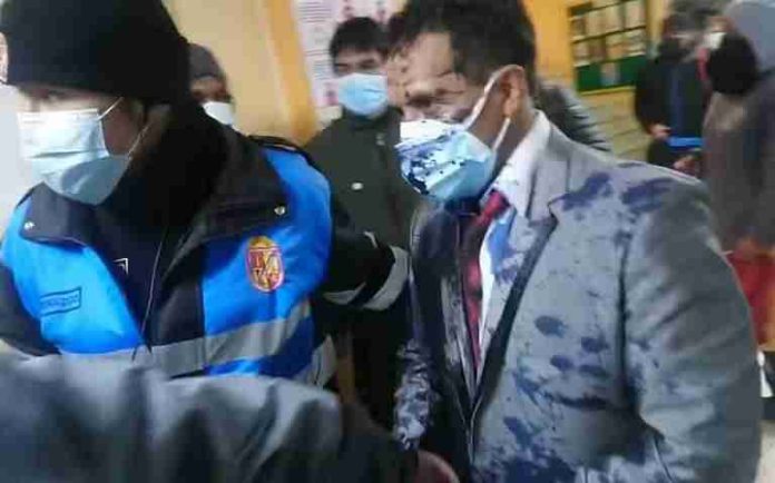 Video: Por no pasar pensión impiden su boda, lo pintan de azul