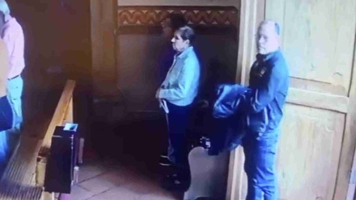 Hombre roba bolso de una mujer dentro de una iglesia