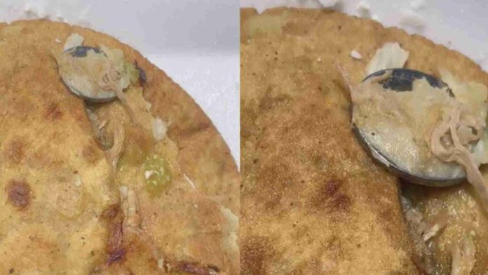 Joven encuentra moneda de cinco pesos en su gordita