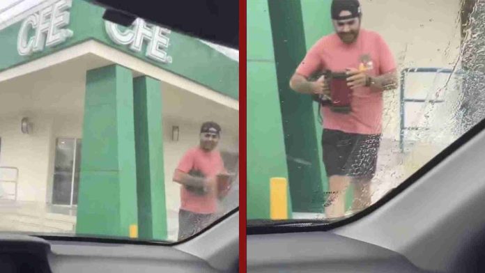 Joven licúa su salsa en oficinas de CFE porque no le conectaron la luz